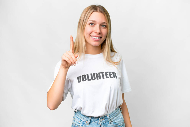 Giovane donna volontaria su sfondo bianco isolato che indica una grande idea - Foto, immagini