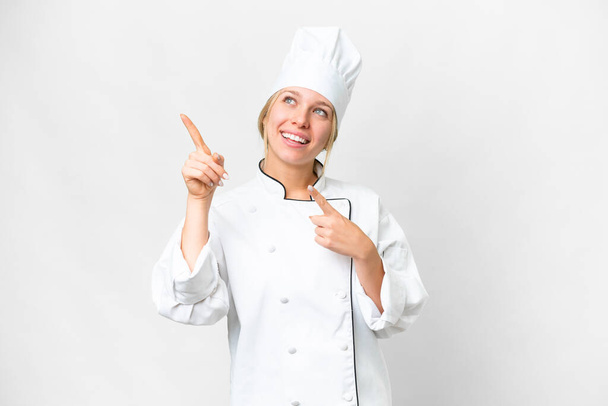 Молода шеф-кухарка над ізольованим білим тлом, вказуючи на індексний палець чудова ідея
 - Фото, зображення
