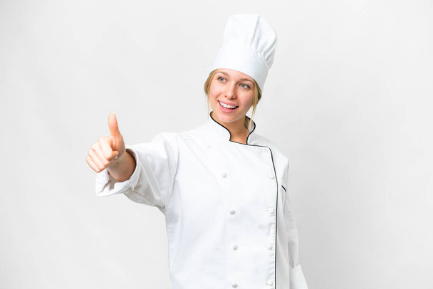 Молода шеф-кухарка над ізольованим білим тлом дає великий жест вгору
 - Фото, зображення