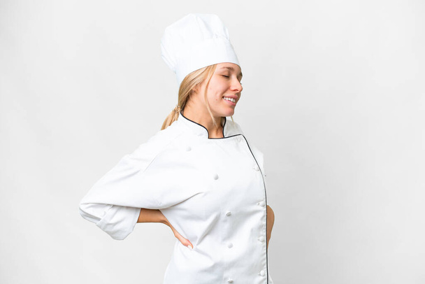 Fiatal szakács nő felett elszigetelt fehér háttér szenved hátfájás, amiért tett egy erőfeszítést - Fotó, kép