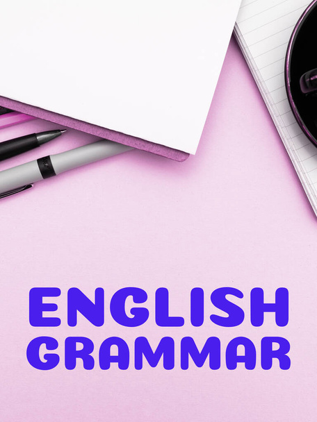 Λεζάντα κειμένου που παρουσιάζει Αγγλικά Γραμματική, Internet Concept μαθήματα καλύπτουν όλα τα επίπεδα της ομιλίας και της γραφής στα αγγλικά - Φωτογραφία, εικόνα