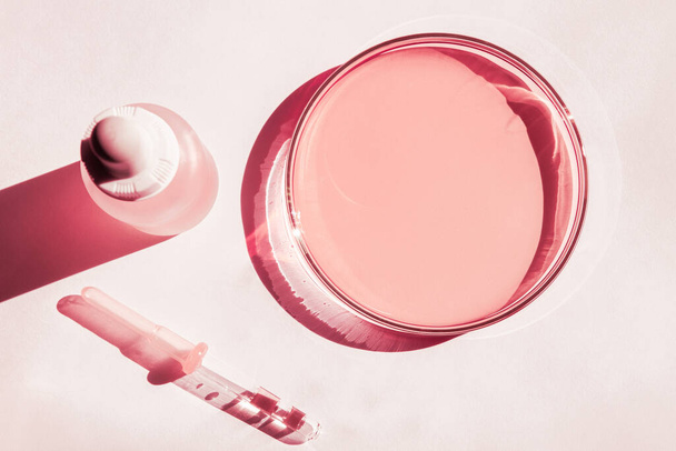 Petri dish. With pink liquid. With solution. Cosmetic pipette. Comedy bottle. On a white background. - Φωτογραφία, εικόνα