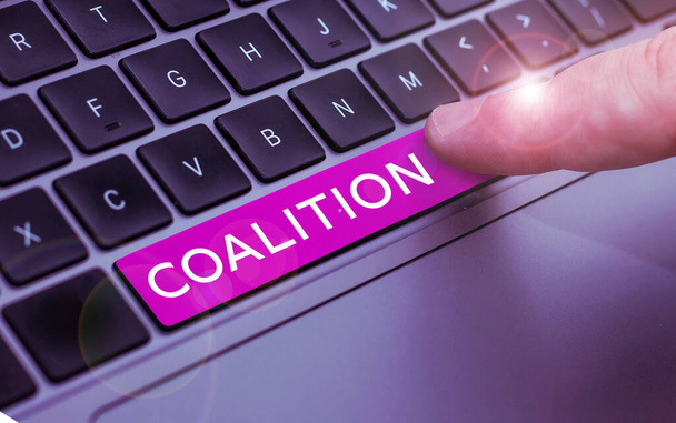 Sinal de texto mostrando Coalizão, Internet Concept uma aliança temporária de partes distintas, pessoas ou estados para ação conjunta - Foto, Imagem