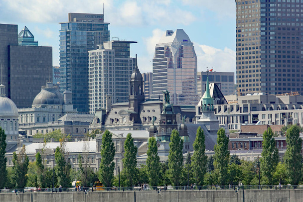 Montreal cityscape όπως φαίνεται από την άκρη του ποταμού κατά τη διάρκεια της ημέρας κατά τη διάρκεια του καλοκαιριού - Φωτογραφία, εικόνα