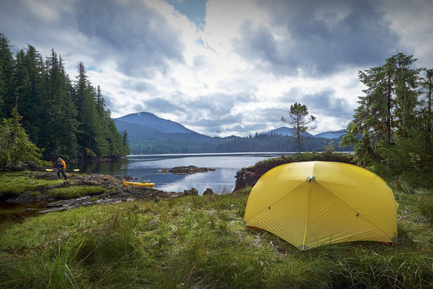 Yellow camping tent on coastline of Ketchican, Alaska, Canada. - Fotoğraf, Görsel