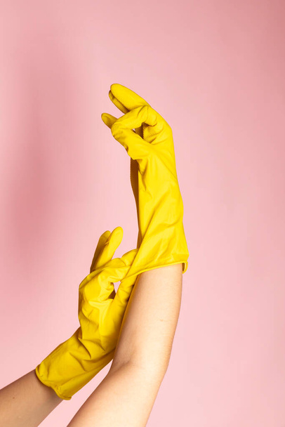 Gros plan des mains dans les gants de protection chimique. - Photo, image