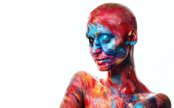 Já jsem umělec. atraktivní mladá žena pózující sama ve studiu s barvou na tváři a těle - Fotografie, Obrázek