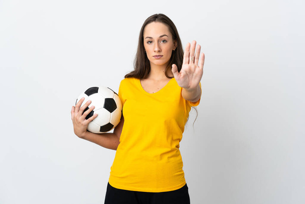 Молодой футболист Женщина на изолированном белом фоне делает остановку жест - Фото, изображение