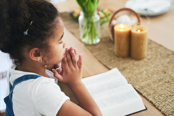 Πρέπει να προσευχόμαστε σε δύσκολους καιρούς. ένα νεαρό κορίτσι που προσεύχεται στο σπίτι - Φωτογραφία, εικόνα