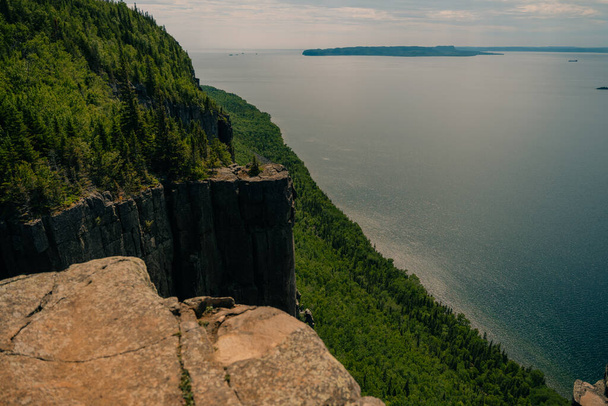 Ascensore formazioni rocciose nella parte superiore del gigante addormentato in Sleeping Giant Provincial Park, Ontario settentrionale. Foto di alta qualità - Foto, immagini