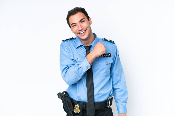 Junger kaukasischer Polizeimann auf weißem Hintergrund feiert einen Sieg - Foto, Bild