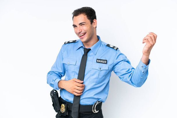 Mladý policista kavkazský muž izolované na bílém pozadí dělat kytarové gesto - Fotografie, Obrázek