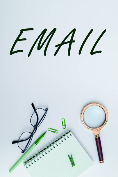 Textschild mit E-Mail, Internet-Konzept Senden einer kommerziellen Nachricht an eine Gruppe von E-Mail-Nutzern - Foto, Bild