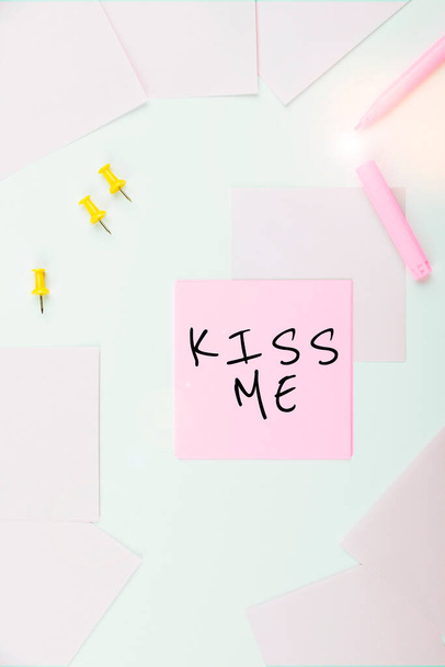 Cartello che mostra Kiss Me, Concetto che significa richiesta informale di toccare le mie labbra con le labbra o premere contro - Foto, immagini