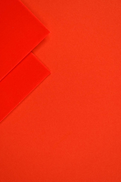 červená obálka na červeném pozadí pro design - Fotografie, Obrázek