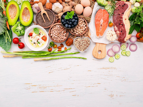 Κετογόνο δίαιτα χαμηλή υδατάνθρακες έννοια. Συστατικά για υγιεινά τρόφιμα επιλογή που έχει συσταθεί σε λευκό ξύλινο φόντο. - Φωτογραφία, εικόνα