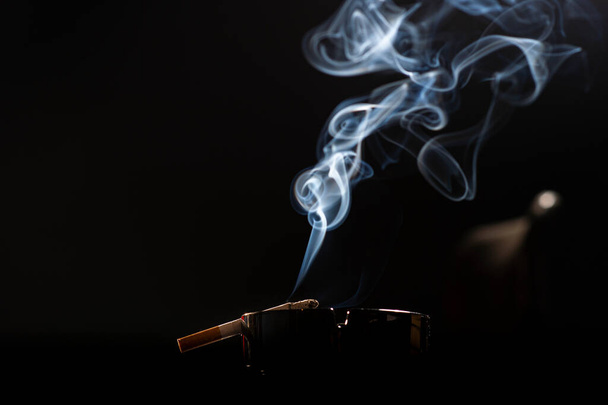 closeup cigaretu na popelník s krásnou pramínek kouře  - Fotografie, Obrázek