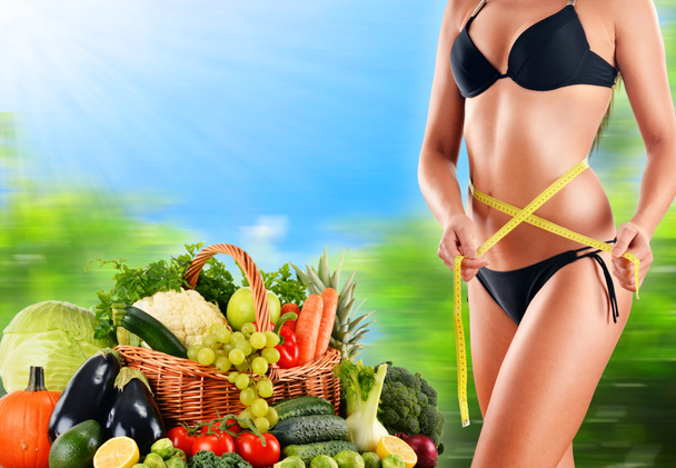 Dieta equilibrada basada en verduras y frutas orgánicas crudas
 - Foto, Imagen