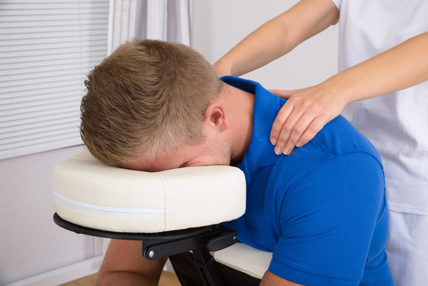 Man Receiving Shoulder Massage - Foto, imagen