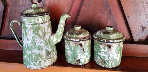 Антикварний чайник і чаї з емальованого олова називаються чайниками, окулярами і чайниками для чаю, кавою або апельсином, гарячими і теплими напоями
 - Фото, зображення
