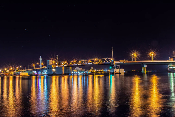 Vangen van de schoonheid van Bizerte City Bridge 's nachts - Foto, afbeelding