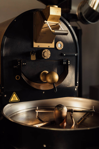 Επαγγελματική μηχανή στη διαδικασία ψησίματος και ανάμιξης κόκκων καφέ στο σύγχρονο βιομηχανικό εργοστάσιο - Φωτογραφία, εικόνα