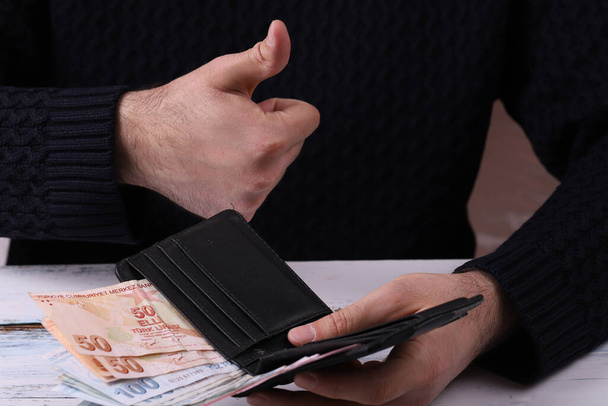 Молодой человек показывает содержимое бумажника в руке. Turkish Lira TRY или TL - Фото, изображение
