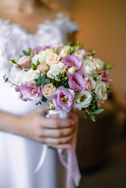 beautiful bride holding wedding bouquet . High quality photo - Foto, afbeelding