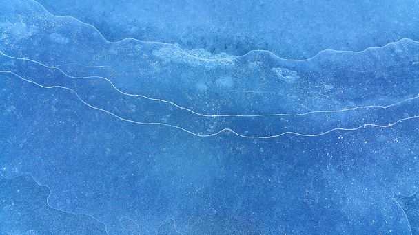 Φυσική υφή πάγου, φόντο το χειμώνα, εύθραυστος πάγος στην επιφάνεια ενός παγωμένου ποταμού - Φωτογραφία, εικόνα