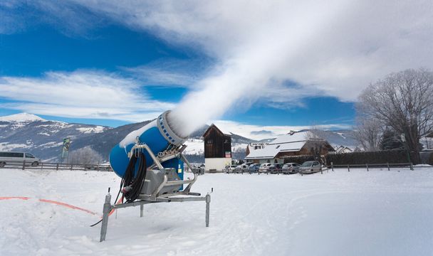 yapay kar kayak merkezi soğuk günde Alpleri'nde üzerinde - Fotoğraf, Görsel