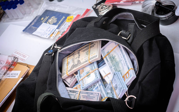 Borsone nero pieno di banconote in dollari nell'unità investigativa criminale, immagine concettuale - Foto, immagini