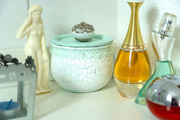 Hermosa decoración de baño vintage de botellas de perfume, vela y figura de jabón romano - Foto, imagen