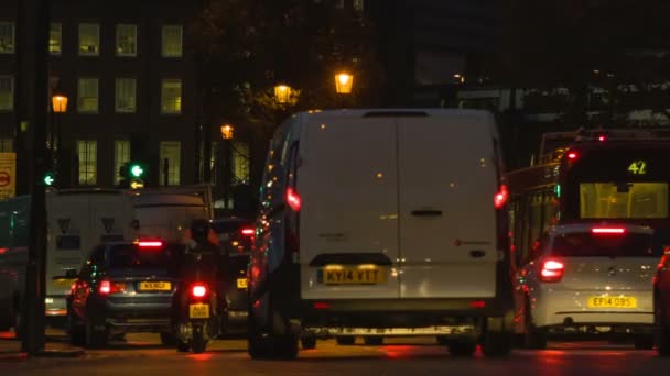 Londen - 03 November 2014: Auto's passeren, avond, verkeer, zwarte cabine, London, Verenigd Koninkrijk - Video