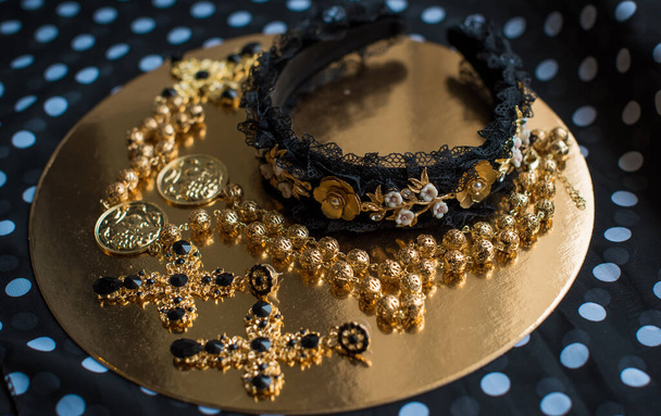 Golden accessorize με λουλούδια και κεραμικά, vintage ιταλικό στυλ, σκουλαρίκια σταυρό μορφή και στεφάνι - Φωτογραφία, εικόνα