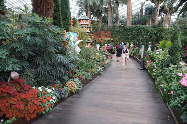 Jardins perto da Baía, Singapura - 19 de fevereiro de 2023 - O caminho a pé dentro da Cúpula das Flores - Foto, Imagem