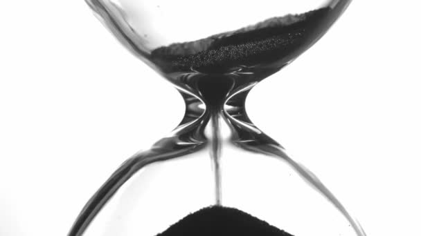 Hourglass σε λευκό φόντο σιλουέτα, μακροεντολή, κοντινό πλάνο. - Πλάνα, βίντεο