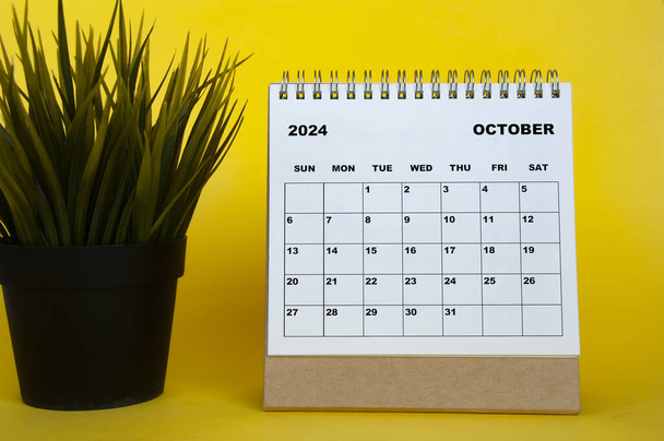 Ekim 2024 takviminde sarı kapaklı masa bitkisi var. Aylık takvim kavramı. - Fotoğraf, Görsel