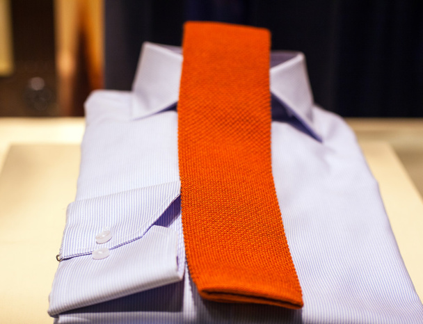 Camisas y corbata masculina
 - Foto, Imagen