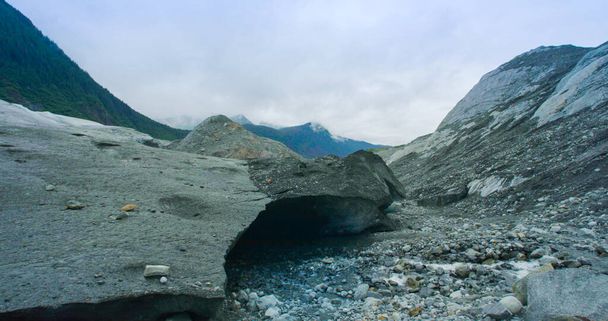 Il ghiaccio sotto le rocce si sciolse gradualmente, formando fiumi. Paesaggio geologico. Esplorare le meraviglie nascoste della Formazione Rock Ice in Alaska. USA., 2017 - Foto, immagini