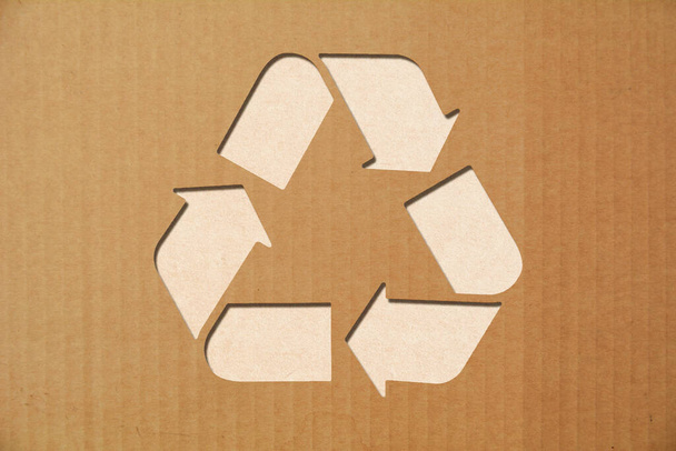 Textur aus Pappe mit Recycling-Symbol - Foto, Bild