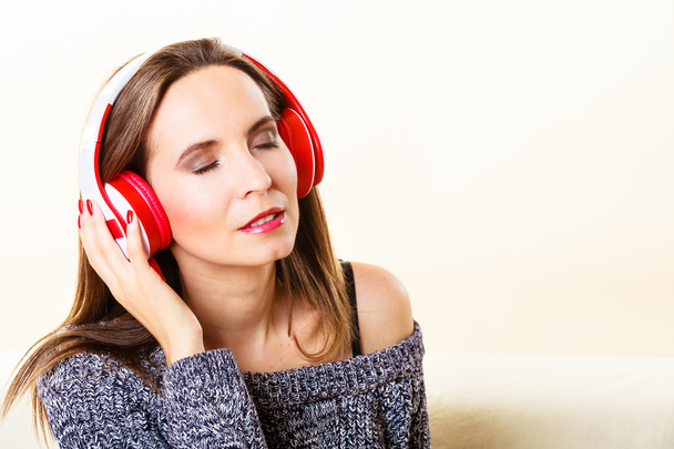 donna ascoltare musica - Foto, immagini
