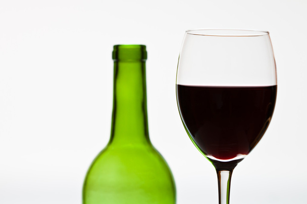 μπουκάλι κρασί και γυαλί απομονωθεί - Φωτογραφία, εικόνα