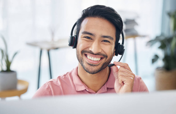 Boldog ázsiai férfi, call center és portré mosoly a számítógépen tanácsadás, ügyfélszolgálat vagy támogatás az irodában. Barátságos férfi tanácsadó fülhallgató PC-vel telemarketing vagy online tanácsadás. - Fotó, kép