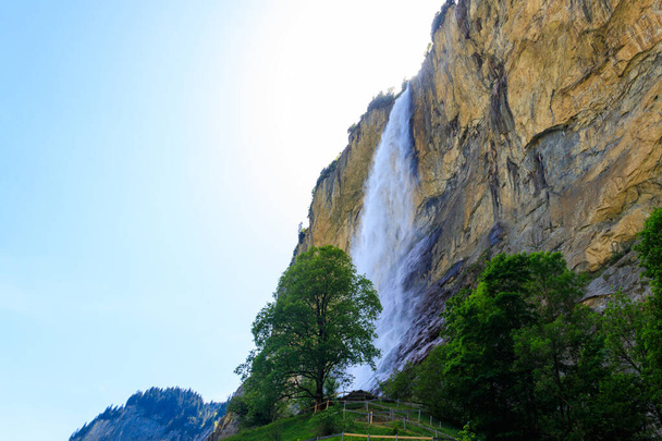 Vista de Staubbach Falls en Lauterbrunnen, Bernese Oberland, Suiza - Foto, Imagen