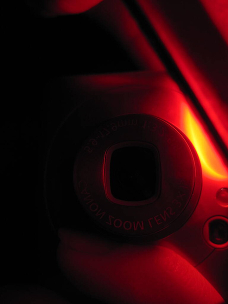 Obiektyw aparatu Canon w świetle czerwonym - tryb ciemny - Zdjęcie, obraz