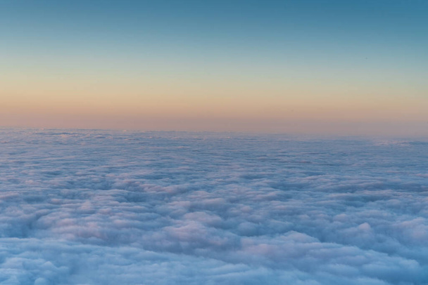 Закат над туманом с холма Бика-да-Кана на Мадейре - Фото, изображение