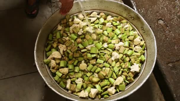 Um close-up de legumes de lavagem com água em recipiente grande em factory.cooking process.curry cozinhar - Filmagem, Vídeo