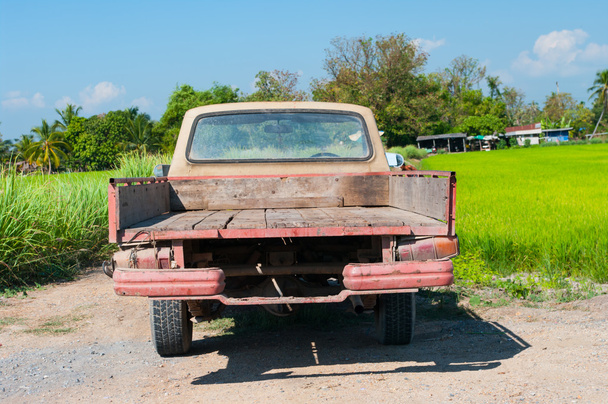 Ruosteinen vanha pickup maatilalla
 - Valokuva, kuva