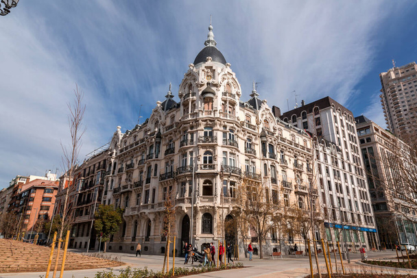 Madrid, Spain - FEB 16, 2022: Lavishly ornamented baroque building on Calle de Ferraz, Plaza de Espana in central Madrid. - Foto, afbeelding