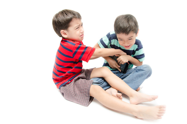 Dos chicos felices lucha libre juego tableta en la habitación de los niños
  - Foto, imagen